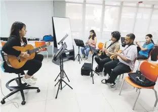  ?? ?? En The Jane Stern Dorado Community Library, hay tres grupos de música con una maestra graduada del Conservato­rio de Música.