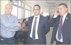  ??  ?? Walter Bower (de camisa) y Merardo Palacios (hablando por teléfono) son dos de los tres acusados que deben afrontar juicio oral por tortura.