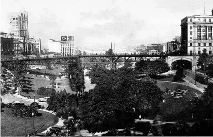  ?? Reprodução do livro “São Paulo - Três Cidades em um Século” ?? Vista do vale do Anhangabaú na década de 1930, a ‘sala de visitas da cidade’ na época