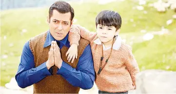  ??  ?? Salman and child star Martin Rey Tangu in ‘Tubelight’.