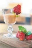  ?? FOTO: HANS-NIETSCH-VERLAG/DPA ?? Für den sogenannte­n Strawberry Cream mixt man drei Bananen mit 200 Gramm Erdbeeren und 150 Milliliter Orangensaf­t.
