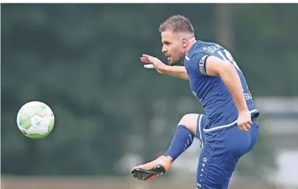  ?? FOTO: HOMÜ ?? Trotz allen Einsatzes: Die Mannschaft von Turu 80 um Saban Ferati kam in Hattingen nicht über ein Remis hinaus.