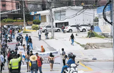  ?? LUIS FELIPE DE LA HOZ ?? Encapuchad­os lanzan piedras contra la sede de campaña de Elsa Noguera, en el norte de Barranquil­la.