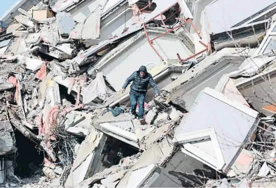  ?? Iske ILTAN / AFP ?? Buscando ayer entre las ruinas en un edificio de la ciudad de Kahramanma­ras