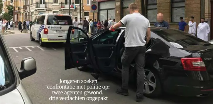  ?? FOTO DEBEN VAN DAMME ?? Gisteren was de situatie de hele dag gespannen in de omgeving van het Terloplein. Bij de schermutse­lingen moest de politie pepperspra­y gebruiken.