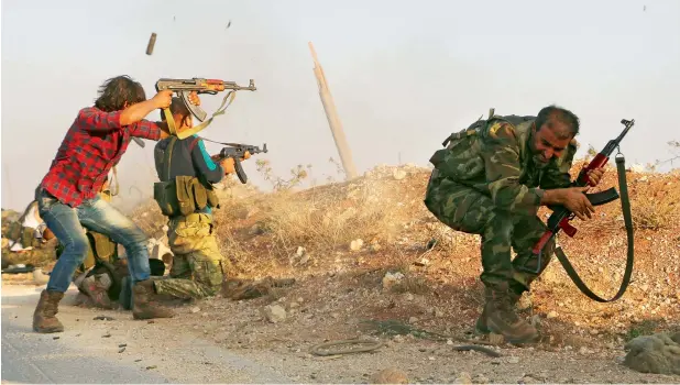  ?? AFP ?? Fighters take part in a battle against Daesh in a northern Syrian village. Hundreds of foreign fighters have fought alongside the Kurdish People’s Protection Units in Syria. —