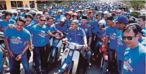  ?? PIC BY AMRAN HAMID ?? Umno informatio­n chief Tan Sri Annuar Musa riding a motorcycle with Menteri Besar Datuk Seri Ahmad Bashah Md Hanipah before opening the Kedah Umno branches’ annual general meeting in Alor Biak, Jerlun, yesterday.