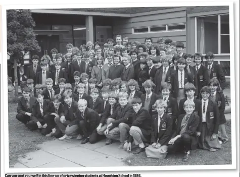  ??  ?? Can you spot yourself in this line-up of prizewinni­ng students at Houghton School in 1986.