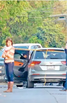  ??  ?? La mujer se desplazaba en una camioneta Tiguan gris.