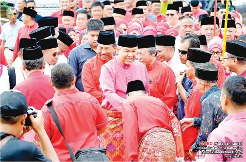  ??  ?? ZAHID, Musa dan Anifah disambut oleh sebahagian perwakilan ketika tiba di majlis itu.