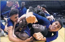  ??  ?? Varias jugadores del Barcelona infantil abrazan a Ousmane Alpha.