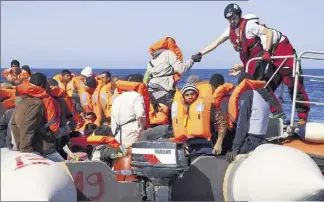  ?? (Photo Patrick Bar/SOS Méditerran­ée) ?? Tendre la main, secourir. Ici, lors du sauvetage de  migrants mardi au large de Tripoli.