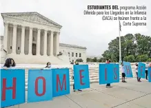 ??  ?? ESTUDIANTE­S DEL programa Acción diferida para los Llegados en la infancia (DACA) se reúnen frente a la Corte suprema