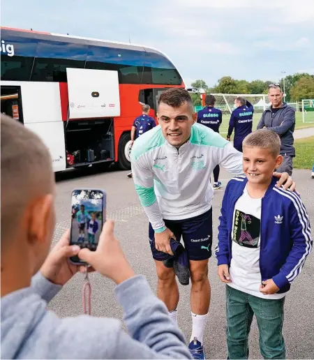  ?? FRESHFOCUS ?? Da war er noch nicht positiv getestet: Granit Xhaka posierte am Montag in Pratteln für Fotos mit Fans.