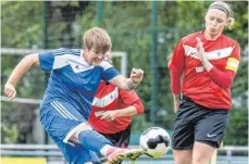  ?? FOTO: FLORIAN WOLF ?? SpVgg-Spielführe­rin Verena Schropp (rechts) will mit ihrem Team gegen Tabellenfü­hrer Reinstette­n Paroli bieten.