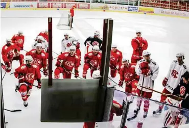  ?? JANNACH ?? Letzte Anweisunge­n vor dem ersten CHL-Spiel des KAC am Donnerstag in Gap