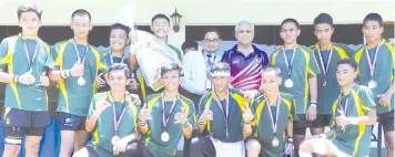  ??  ?? Under-16 champions SMK Taman Fajar after receiving medals from SRU President Vela Tan, with MRSM principal Mohd Rizalmi Dahman.