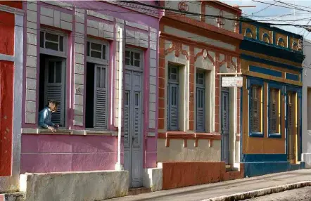  ??  ?? Fachadas coloridas das casas coloniais do centro histórico de Areia (PB), ideal para ser conhecido a pé pelos visitantes