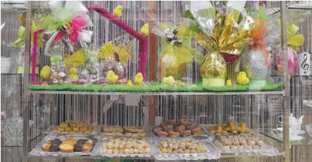  ?? M. MORALES ?? EL ESCAPARATE de La Dulce Alianza en el Paseo de Almería muestra una amplia variedad de dulces de Semana Santa elaborados a diario y que son muy demandados en estas fechas.
