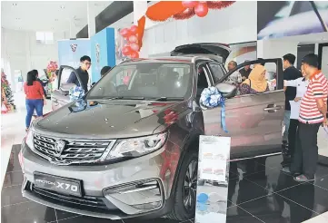  ??  ?? Customers can take a closer look at the new Proton X70 at Syarikat JL Motors.