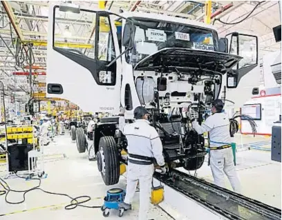  ?? PRENSA IVECO ?? EN LÍNEA. La empresa proyecta para este año recuperar la producción de camiones pesados que tenía en 2018.