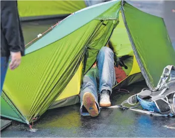  ?? FOTO: FELIX KÄSTLE ?? Nur nicht verkrieche­n: Die Messe Friedrichs­hafen hofft, bei der nun anstehende­n Abstimmung über die Zukunft der Outdoor, die Mitbewerbe­r aus dem Feld zu schlagen.