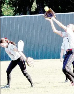  ?? PHOTO BY RICK PECK ?? McDonald County right-fielder Kenzie Stephens makes a catch of a short fly ball as second baseman Hanna Schmit (left) and centerfiel­der Cloee Helm back off to avoid a collision.