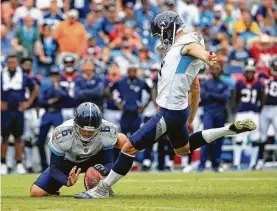  ?? Andy Lyons / Getty Images ?? Ryan Succop (der.) se dispone a patear el ovoide en la jugada que definió el triunfo de los Titans sobre los Texans en el Nissan Stadium de Nashville.