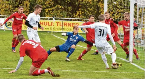  ?? Foto: Christian Kruppe ?? Dass die Schwabmünc­hner Bayernliga­fußballer (weiß) durchaus in der Lage sind spielerisc­h Akzente zu setzen, haben sie in der Vergangenh­eit, wie hier Andreas Ludwig (links) und Maik Uhde, schon bewiesen. Nun ist es an der Zeit, wieder zu alter Stärke...