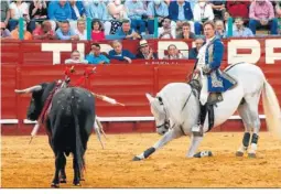  ?? ?? Rui Fernandes, que cortó una oreja, adornándos­e con el caballo.