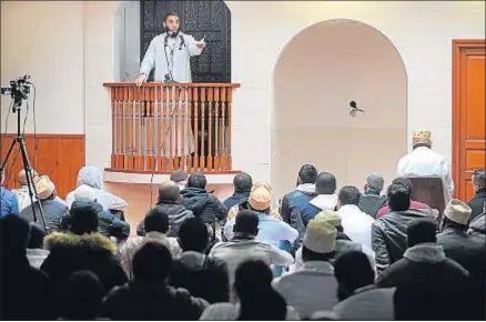  ?? FRED TANNEAU / AFP ?? El imán Rachid Abou Houdeyfa imparte su sermón en Brest tras el registro practicado por la policía