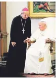  ?? FOTO: PAOLO COCCO/AFP ?? Kardinal Stanislaw Dziwisz mit Papst Johannes Paul II.