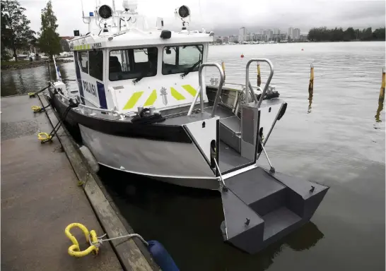  ?? FOTO: LEHTIKUVA/MARKKU ULANDER ?? SNABB OCH PRAKTISK. Helsingfor­spolisens nya patrullbåt Ville 1 har en praktisk bogport i fören. Framför allt är den nästan dubbelt så snabb som de övriga båtarna i polisens flotta.