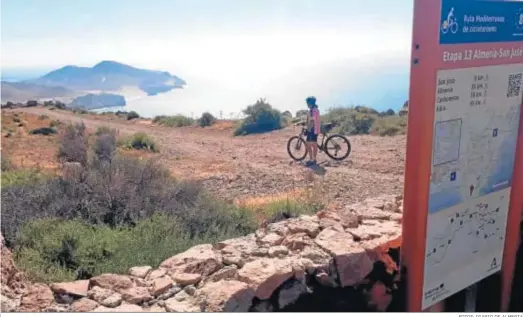  ?? FOTOS: DIARIO DE ALMERIA ?? La Ruta Eurovelo arrnanca en la capital y finaliza en Carboneras después de un centenar de kilómetros.