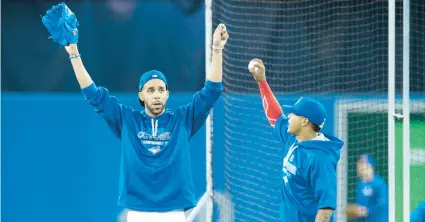  ??  ?? David Price -izquierda- que tendrá a su cargo la primera apertura de Toronto en la serie, realiza ejercicios de calentamie­nto junto a Marcus Stroman, quien abrirá el segundo choque.