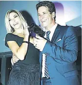  ??  ?? Catherine Fulop y Fernando Carrillo. Los venezolano­s comenzaron una relación tras trabajar juntos en “Abigaíl” (1988).