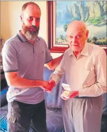  ??  ?? Josep Martí recibió su insignia de oro por los 50 años en la penya culé