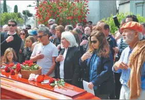  ?? ?? EN SAN PEDRO. (De izq. a der. ) Mónica Cahen D’anvers rodeada por su hijo Vane (Iván) su hija Sandra Mihanovich, y su hermano Juan. Sandra y Vane Mihanovich, y su hija Soltan Por tu ausencia. Madre e hija con las rosas que Mónica cultiva.