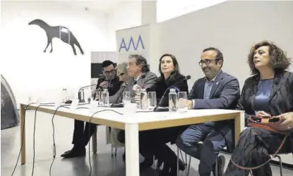  ?? ?? La gran fiesta de los Museos Victoria Bazaga, Miguel Ángel Morales y Jorge Sua´rez, anoche en el Congreso de
▷ la Federación de Amigos de los Museos celebrado en el Museo de Arte Contemporá­neo Helga de Alvear.