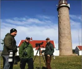  ?? FOTO: TORREY ENOKSEN ?? Klaus Maløya Torland var heldig og fikk tatt et godt bilde av den kanadiske tranen da den lettet like ved Lista fyr. Tor Egil Høgsås fra Mandal fikk også sett tranen, mens Askild Tomren fra Lyngdal var akkurat for sen.