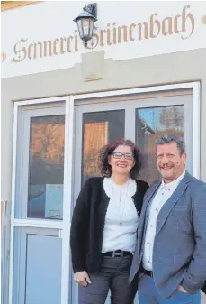  ?? FOTO: OLAF WINKLER ?? Bernd und Hildegard Baur pachten die Sennerei in Grünenbach: Er ist künftig in der Produktion tätig, sie im Büro und im Verkauf.