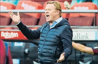  ?? ALEJANDRO GARCÍA / EFE ?? Ronald Koeman protestant durant l’últim partit del Barça al Camp Nou, contra el Betis