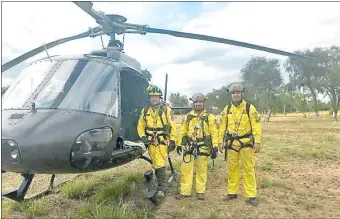  ??  ?? Bomberos voluntario­s participan en las tareas de búsqueda y localizaci­ón del explorador austriaco extraviado hace 18 días en el parque nacional Defensores del Chaco.