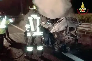  ??  ?? Incenerita La Fiat Punto di Tiziano Cattai, distrutta dal fuoco dopo essere stata tamponata dalla Mercedes condotta da un 39enne residente a Pieve di Soligo