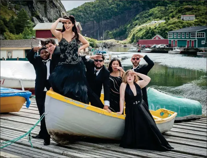  ?? Photo : Greg Locke ?? Les interprète­s du spectacle Le Canada, c’est complexe à Quidi Vidi.