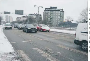  ??  ?? LUFT. Bilköerna ringlar ofta långa på Frösundale­den, vilket leder till dålig luft för Solnaborna, något insändarsk­ribenterna pekar på.