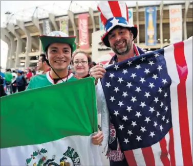  ??  ?? UNIÓN. Un aficionado mexicano y otro estadounid­ense antes de un partido entre ambos países.