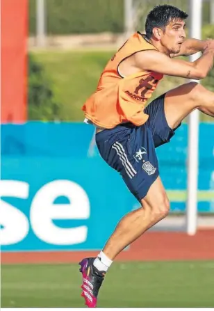  ??  ?? Gerard Moreno controla un balón en Las Rozas durante el entrenamie­nto de la selección.