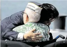  ?? Premiér Abe v Pearl Harboru objímá přeživšího útok z roku 1941. FOTO AP ?? Smír.