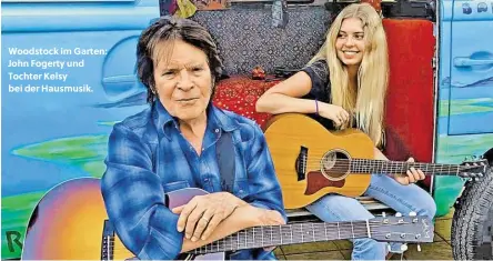  ??  ?? Woodstock im Garten: John Fogerty und Tochter Kelsy bei der Hausmusik.